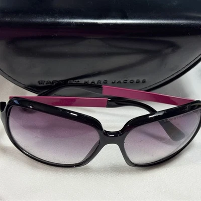Gafas de sol Marc Jacobs montura negra con brazos rosas Foto 1 de 4
