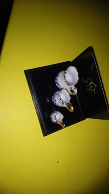 (R 7)Reutter Porzellan für die Puppenstube 3 Kannen mit Zwiebelmuster Goldrand - Bild 1 von 3