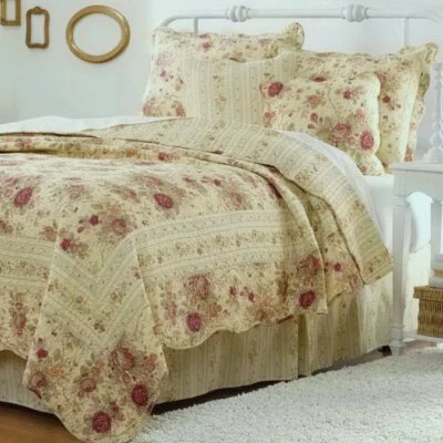 Finely Stitched Cottage Romantic Quilt Set with Shams Floral Roses Print Pattern Foto 1 de 4