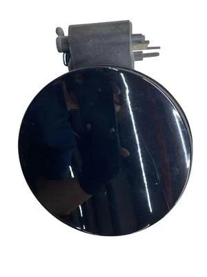 2015-2020 CADILLAC ESCALADE FUEL TANK FILLER DOOR (BLACK RAVEN(GBA) *BROKEN TAB* Foto 1 de 4