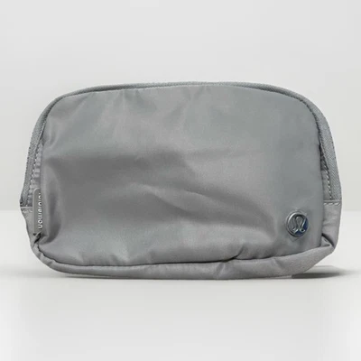 Nuevo bolso cinturón Lululemon Everywhere en gota plateada (color gris claro) Foto 1 de 4