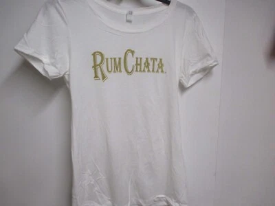 RUM CHATA WOMENS CLASSIC LOGO BABY DOLL TEE (SMALL) NW/OUT TAG WHITE & GOLD LOGO - Imagem 1 de 3