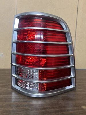 2002 2003 2004 2005 MERCURY MOUNTAINEER PASSENGER/RIGHT SIDE TAIL LIGHT OEM - Image 1 of 4