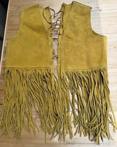 Gilet grande giallo fatto a mano in camoscio con frange western - Foto 1 di 7