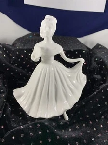 Vintage Paris Royal Porcelain Lady With Fan Figurine 8.5" - Picture 1 of 7