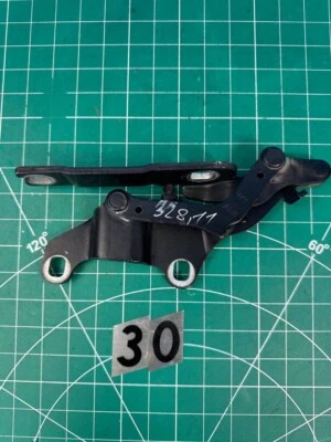 2012-2018 BMW 328i Xdrive — черный шарнир правого капота 7115264 - Изображение 1 из 4