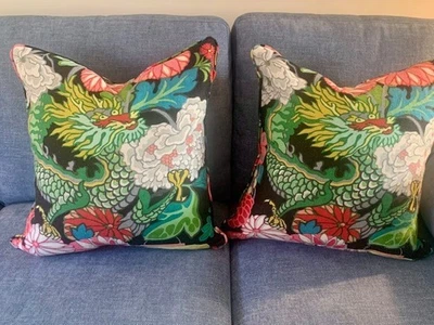 Par de fundas de almohada reversibles Schumacher Chiang Mai Dragon 20 x 20 ébano Foto 1 de 4