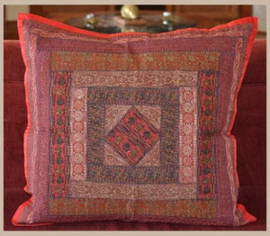 Funda de almohada cuadrada vintage bordada a mano de 24" color rojo de la India - Imagen 1 de 6