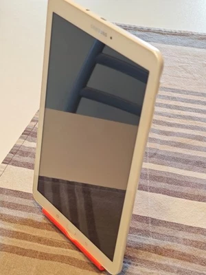 Samsung Galaxy Tab E SM-T560 9.6'' 8GB' Wi-Fi Tablet - Bianco - Immagine 1 di 4