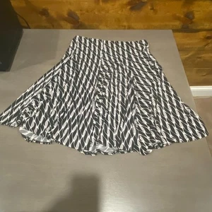 East 5th Women's Flared Skirt Size Large Geometric Black Silver Pull On No Iron - Picture 1 of 10