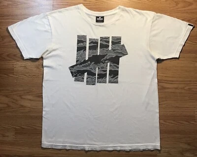 Винтажная мужская футболка 2000-х Undefeated L полностью хлопковая белая с камуфляжным принтом логотипом - Изображение 1 из 4