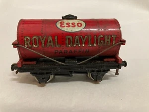 Hornby Meccano OO Vintage Die-Cast Train Tanker Carriage Esso Red #2 - Picture 1 of 4