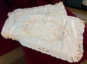 VINTAGE~ECRU BATTENBURG LACE FLORAL EMBROIDERED SCALLOPED KING (PAIR) SHAMS #374 - Picture 1 of 19