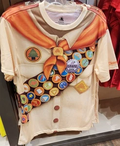 Disney Parks Pixar Up Russell Wilderness Explorer Shirt Neu LARGE 2025 - Bild 1 von 2