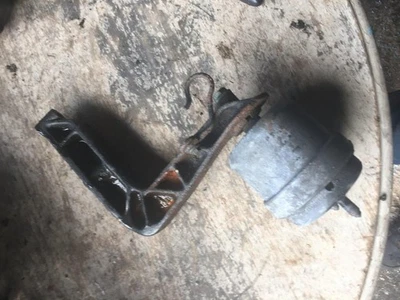 VW T4 TRANSPORTER 1.9 TD ABL 1999 DRIVERS SIDE ENGINE TO WING MOUNT 028199207F - Image 1 of 4