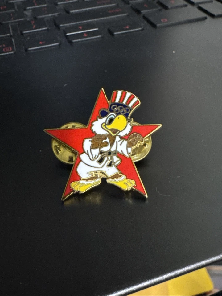 Prendedor de judo Sam the Eagle de edición limitada de los Juegos Olímpicos de Los Ángeles 1984 Foto 1 de 1