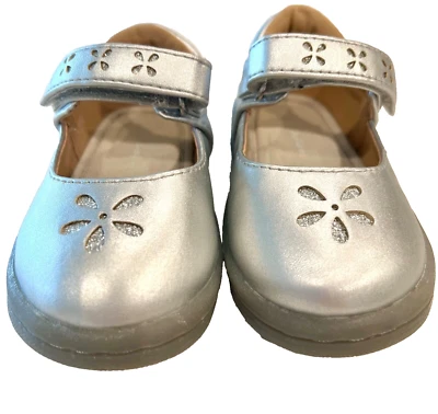 ❄️ Zapatos HANNA DIFFERENTSON para niñas pequeñas plateados Jillie Mary Jane talla 5M usados en excelente estado Foto 1 de 4