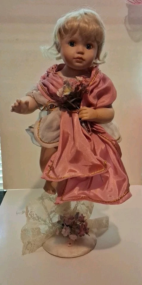 Фарфоровая кукла Arielle — The Spring Angel из коллекции Little Bit Of Heaven - Изображение 1 из 4