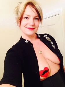 Pasties nippies cache seins tétons coeurs rouges moustache noire SEXY ! - Foto 1 di 2