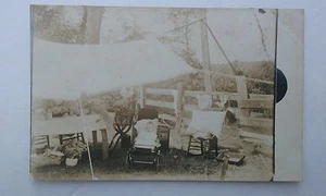 Postal de la era 1907-1915 RPPC bebé en carruaje escena de patio trasero rural - Imagen 1 de 2