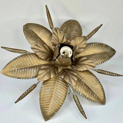 Lámpara de techo inusual vintage italiana color crema y dorado hojas de metal toleware Foto 1 de 4