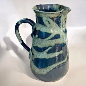 Jarra de gres azul/verde lanzada a mano de cerámica artística de estudio, marsh firmada por el artista - Imagen 1 de 11
