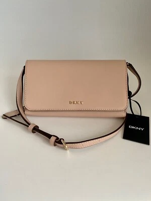 Bolso Bandolera DKNY Sina Cartera con Cuerda Color Melocotón Nuevo con Etiquetas Regalo Precio de venta sugerido por el fabricante $118 Foto 1 de 4