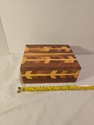 Caja de madera hecha a mano vintage con incrustaciones de almacenamiento de joyas decorativas Foto 1 de 4