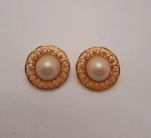 De colección. PENDIENTES PERFORADOS ESTILO FILIGRANA PERLA FALSA Y TONO DORADO CREMA NAPIER - Imagen 1 de 3