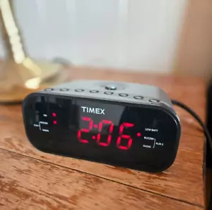 Timex Large Display auxilary mp3 AM/FM Alarm Clock Radio, Red LED Display, T231Y - Picture 1 of 4