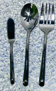 3 Stück FOOD NETWORK Satin durchbohrt Schlitz Servierlöffel Treffen Gabel und Buttermesser - Bild 1 von 10