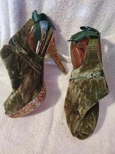 POETIC LICENCE GREEN VELOUR GLITTER TRIM BOW ON BACK SIZE US 8 EU/38.5 ZIP - Picture 1 of 7