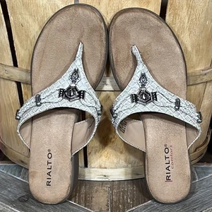 Rialto Bailee Comfort Taupe Croc Faux Leather Medallion Thong Sandals Womens 8.5 - Picture 1 of 12