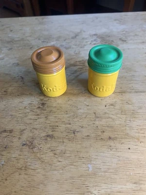 Rollo de película Kodak 35 mm contenedor en relieve lote de 2 latas de metal vintage Foto 1 de 4