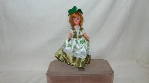 MUÑECA DE PLÁSTICO SLEEPY EYE ST PATRICK DE 7 3/4" CON SOMBRERO DE TRÉBOL Y VESTIDO - Imagen 1 de 9