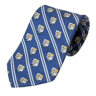 Corbata azul con escudo y rayas Vineyard Vines Custom Collection Hillside School 1901 Foto 1 de 4