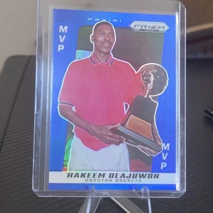 2024-25 Panini Prizm Deca Hakeem Olajuwon Jugador Más Valioso Azul Prizm/149 #297 Rockets - Imagen 1 de 2