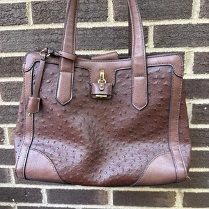 Bolso de mano London Fog ámbar avestruz en relieve de cuero vegano marrón - Imagen 1 de 11