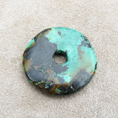 Кулон из настоящего бирюзового камня 46 мм деревенской примитивной огранки, черный пончик неправильной формы - Изображение 1 из 4