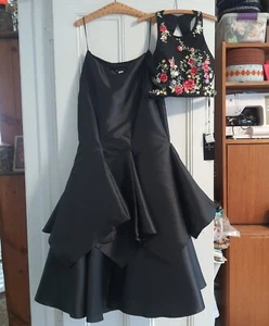 Vestido de graduación Alyce Paris 8 negro sirena volantes cintura alta falda y top corto floral - Imagen 1 de 11