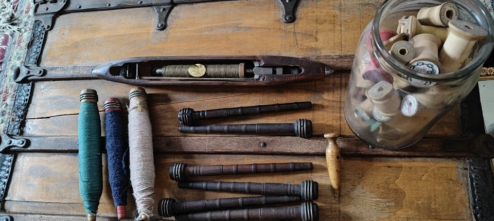 9 Wooden Pirns Quills Shuttle boat Vintage Thread Spools Industrial Sewing Loom - Image 1 of 4