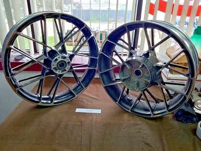 Ruedas Harley Davidson CVO Fugitive 19x3,5 delanteras 18x5,0 traseras tiene curvas Foto 1 de 4