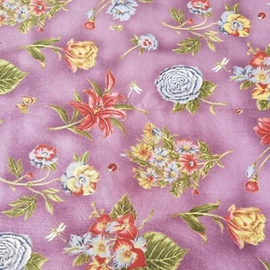3 Yard helllila Blumen Lilie Stiefmütterchen rot blau Schmetterling Marienkäfer Baumwollstoff #10 - Bild 1 von 2