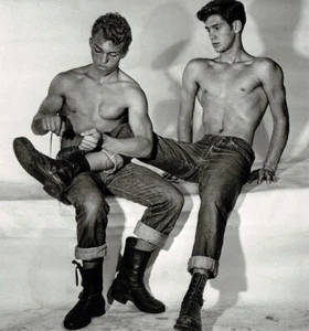 Tiing His Boots años 60 beefcake 4x4 reimpresión colección caballero gay - Imagen 1 de 1
