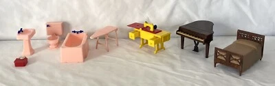 Lot Of 8 Vtg Renwal Piano Scale Sew Machine & Pink Bathroom Dollhouse Furniture - Image 1 of 4