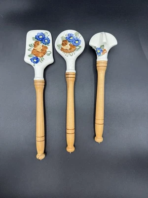 Herramientas de cocina pintadas a mano de cerámica marrón y azul con mango de madera floral Foto 1 de 4