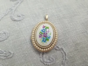 Vintage AVON Violets Forget-me-Knots Porcelain Lucite Locket Pendant No Necklace - Picture 1 of 6