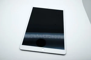Apple iPad Air 3 64Go WIFI A2162 Bloque icloud pour pieces - Imagen 1 de 5
