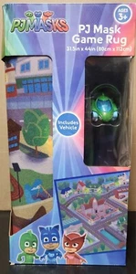 PJ Masks Mega City Matte mit Gekko & grünem Fahrzeug Neu - Bild 1 von 6