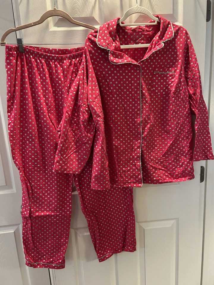 CACIQUE ~ (18-20) 2XL ~1 Bolsillo ~ Rojo con Puntos Plateados ~ Juego de Pijama de 2 Piezas ~ En muy buena condición ~ Foto 1 de 4